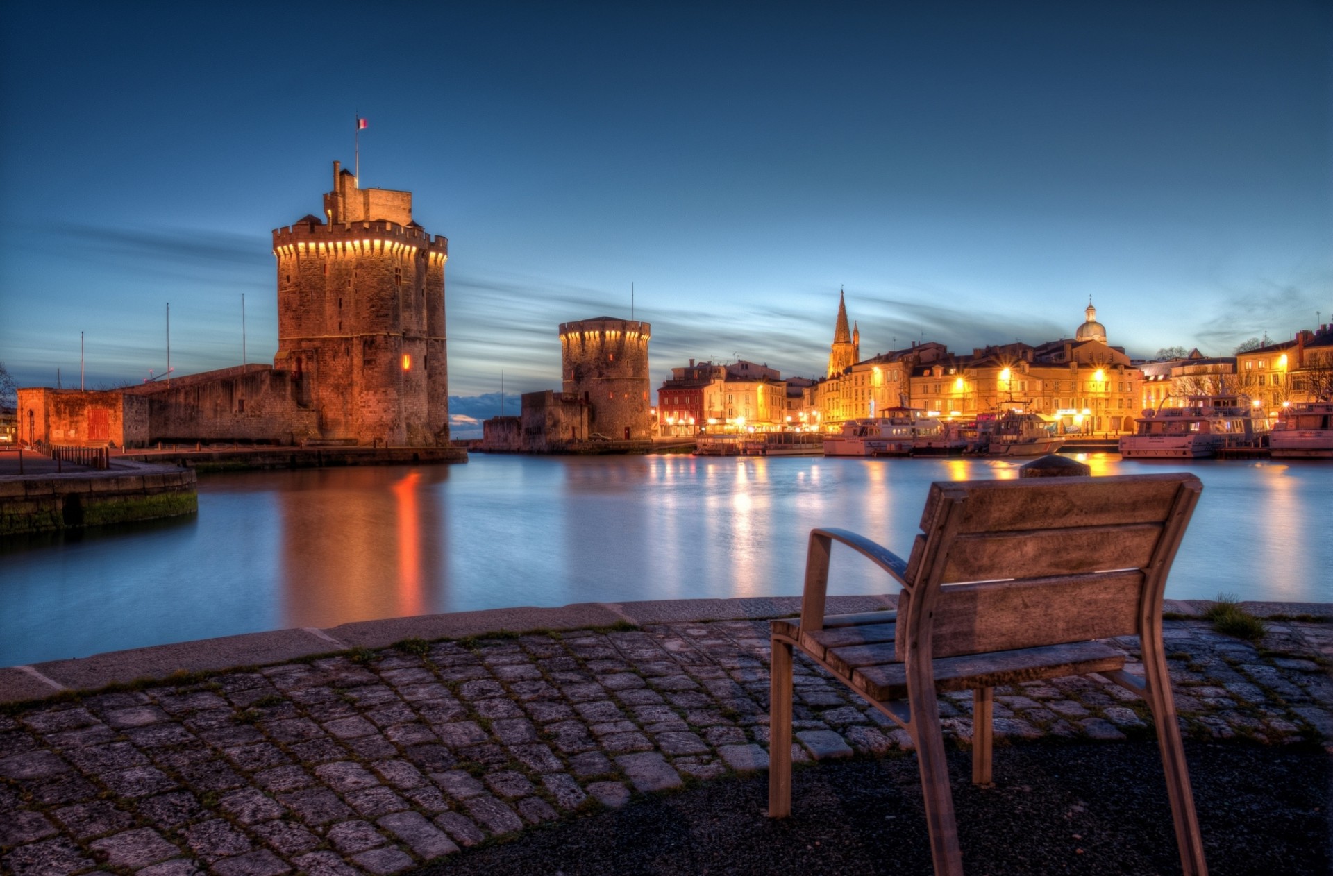 lumières baie chaise côte france ville nuit qatar airways la rochelle pavés