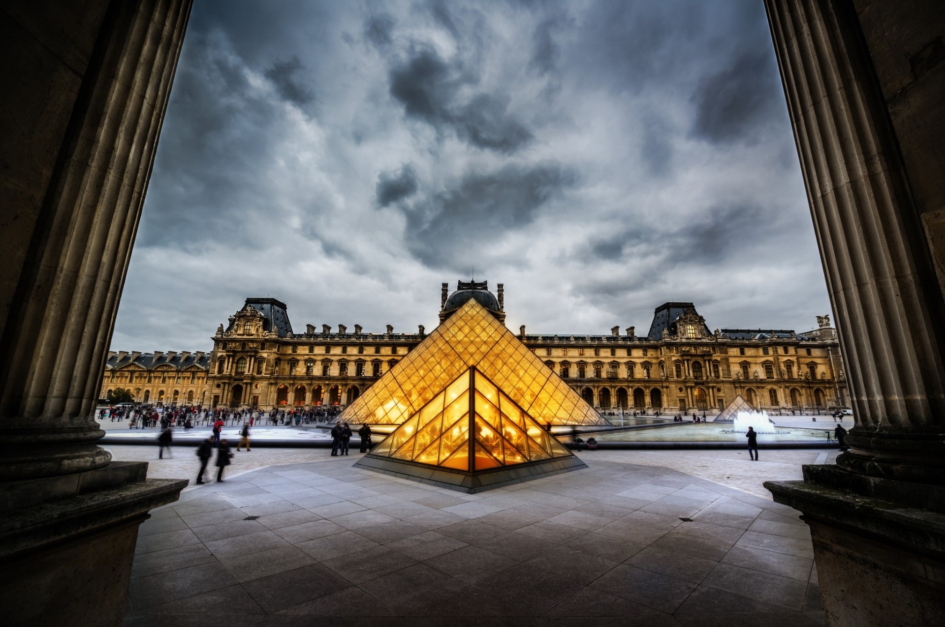 pirámide museo francia louvre parís ciudad columnas cielo nublado personas