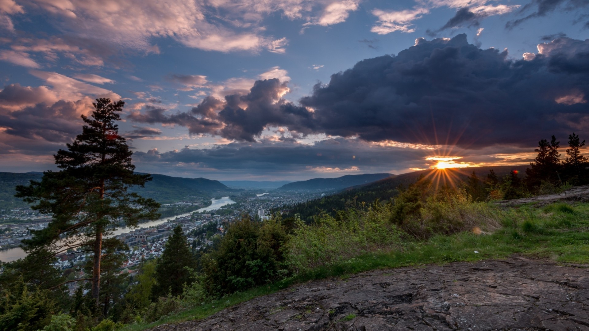 pente coucher de soleil drammen norvège panorama nuages montagnes arbres