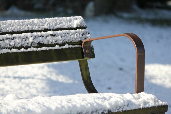 Verschneite Bank im Winter im Park