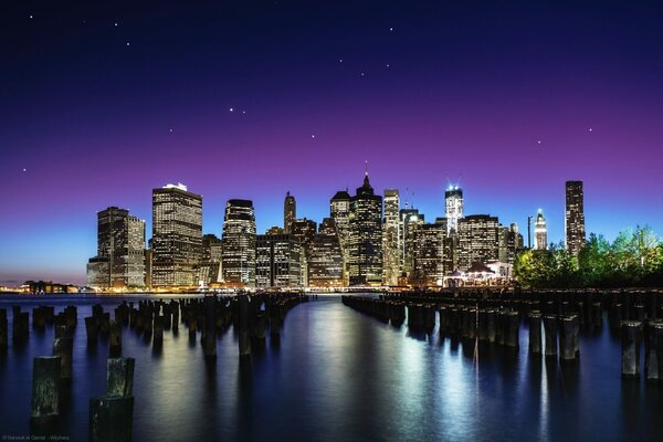Nacht New York mit heller Beleuchtung