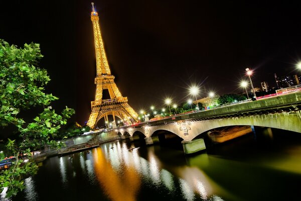 Ночной Париж и отражение Эйфелевой башни
