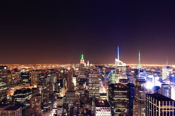 Нью-Йорк ночью подсвеченный огнями