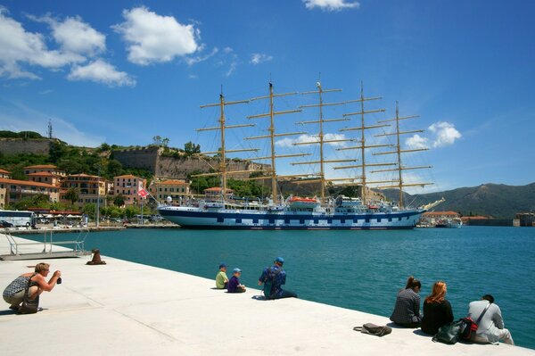 Touristen im Hafen der italienischen Insel Elba