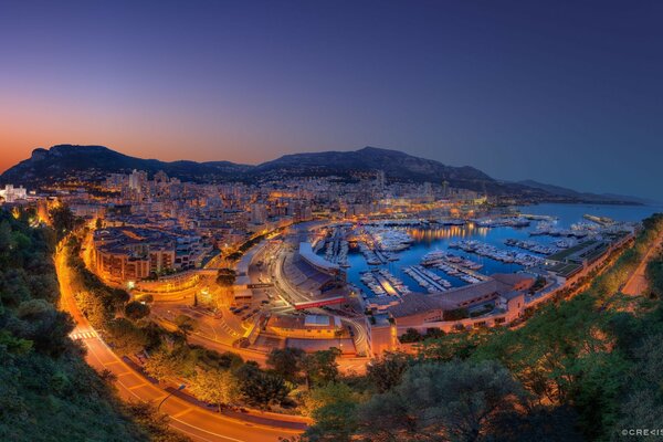 Luces, edificios y calles de Monte Carlo al atardecer