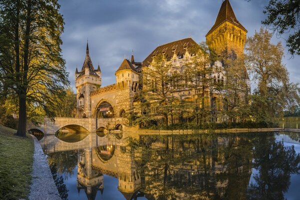 Spiegelglatte Flüsse in Ungarn