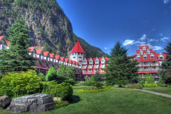 Hotel con techo rojo en las montañas