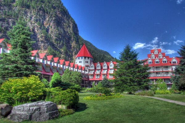 Hôtel au toit rouge dans les montagnes