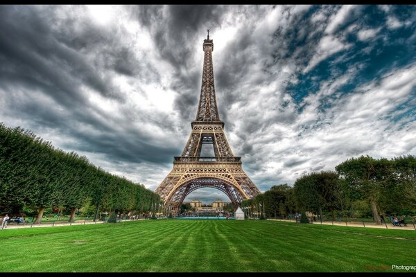 La Torre Eiffel. Erba verde e nuvole