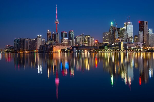 Toronto reflejo en la superficie del agua