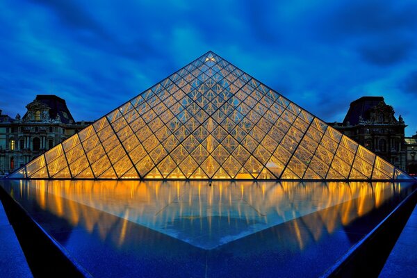 Франция Париж пирамида музей лувр