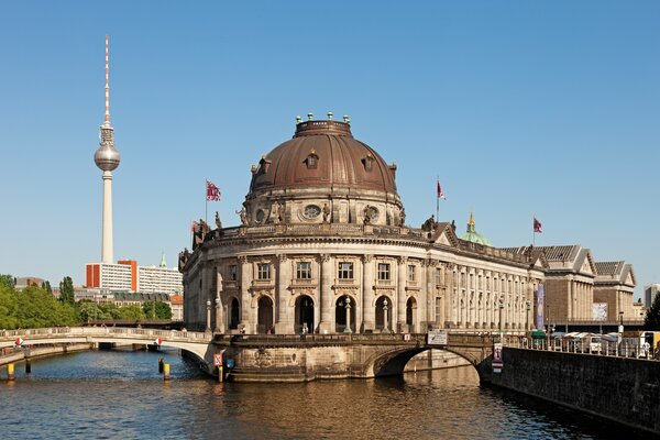 Beau pont sur la pleine lune à Berlin