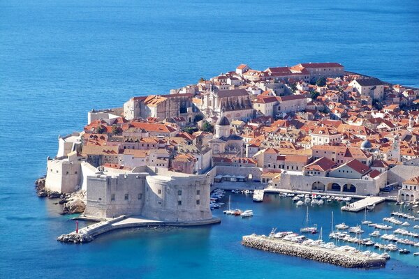 Dubrovnik parte della Croazia in piedi sull acqua