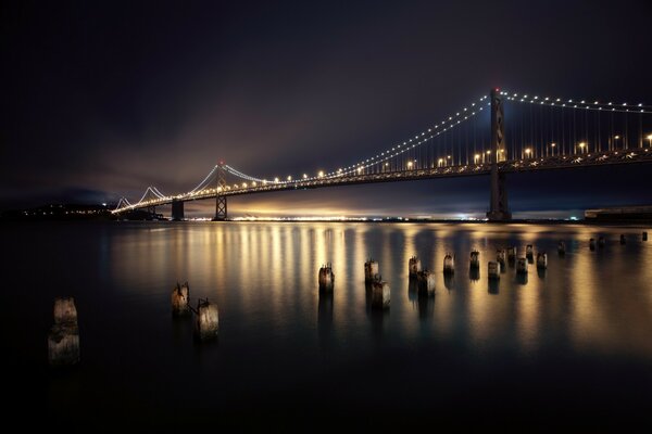 Świecący most na rzece w San Francisco