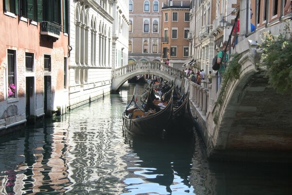 Canale veneziano ai raggi del sole