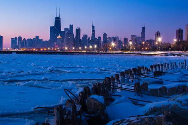 Chicago de invierno en la esfera de las linternas. Vista desde el agua