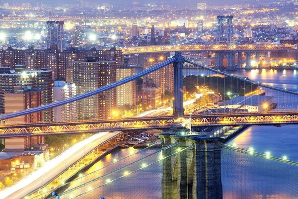 Pont de New York dans la ville de nuit