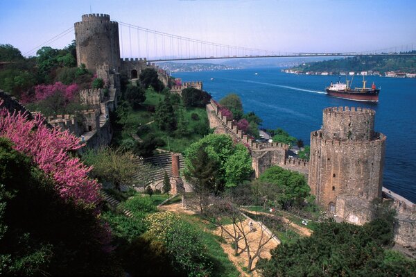 Die hohen Türme von Istanbul am Fluss