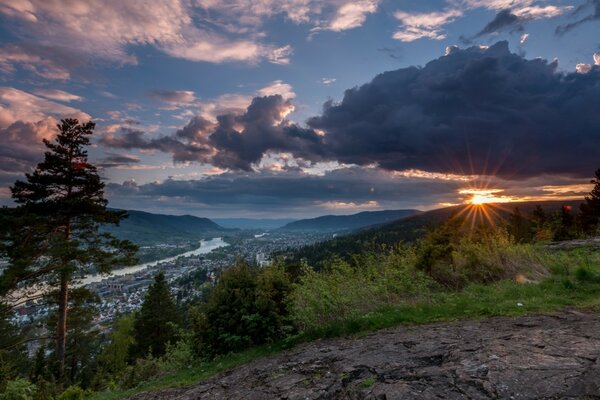 Puesta de sol en Noruega. Montaña