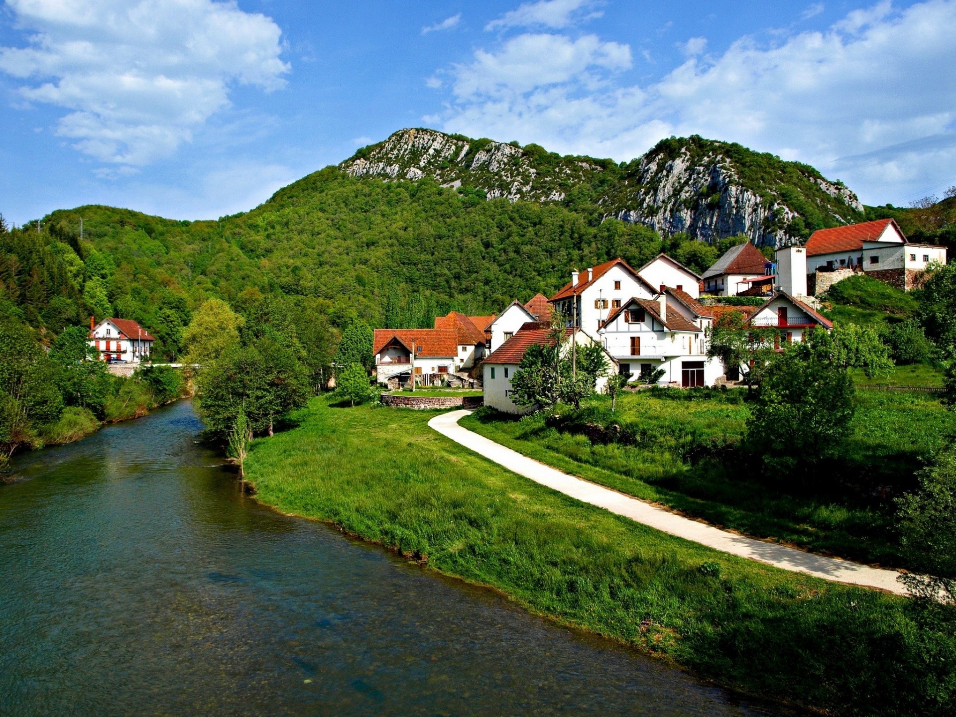 maisons paysage rivière vallée de salazar espagne montagnes