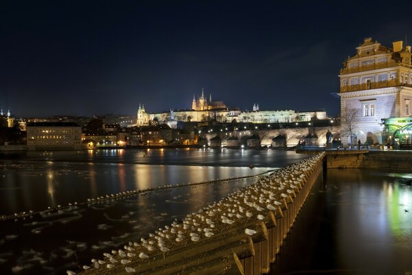 La ciudad nocturna de Praga en la República de chuvash