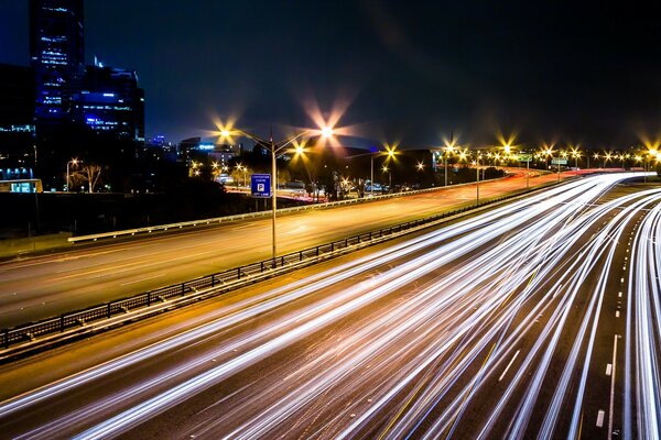 Autoroute de nuit à grande vitesse