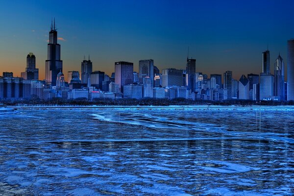 Panorama de la ville du soir au bord de la rivière