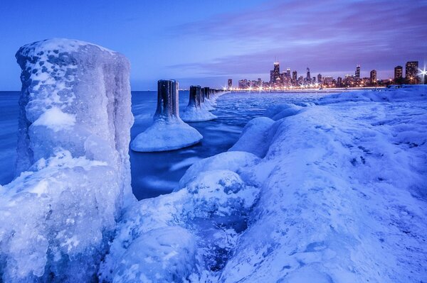 Ciudad de la tarde en el fondo de bloques de hielo