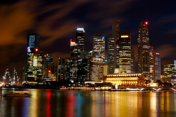 Immagine panoramica di Singapore notturna