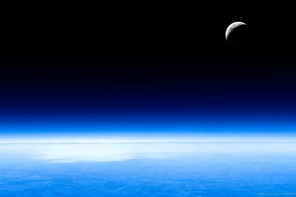 Атмосфера Земли и спутник Луна