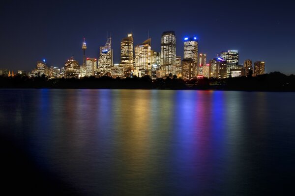 Australien und Sydney Wolkenkratzer und Teich