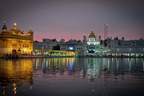 Templo indio en el reflejo de la ciudad nocturna