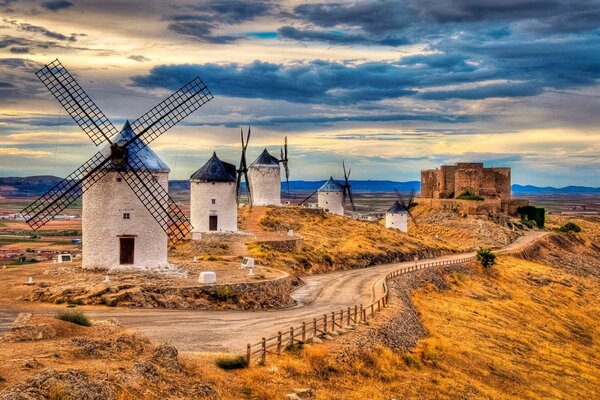 Mühlen entlang der Straße unter den Wolken in Spanien