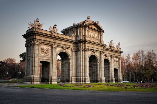 La célèbre arche des rues de Madrid