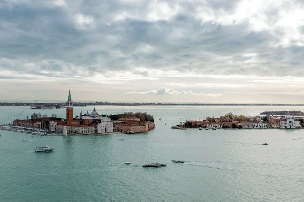 Eine kleine Stadt inmitten des Wassers in Venedig