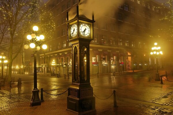 Londons Nachtstraße mit Uhr