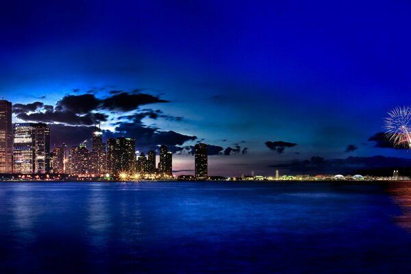 Fuegos artificiales brillantes sobre la ciudad de Chicago