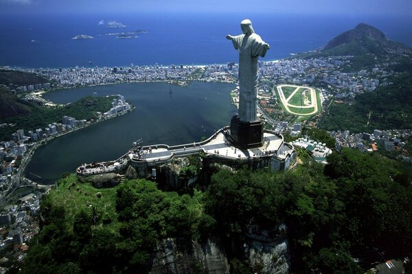 Die berühmte Statue von a Rio de Janeiro am Meer