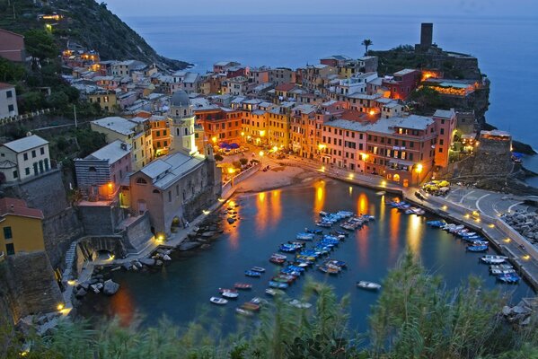 Vista nocturna italiana de Vernazza