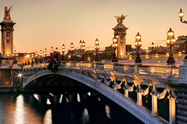 Most w wieczornych światłach we Francji