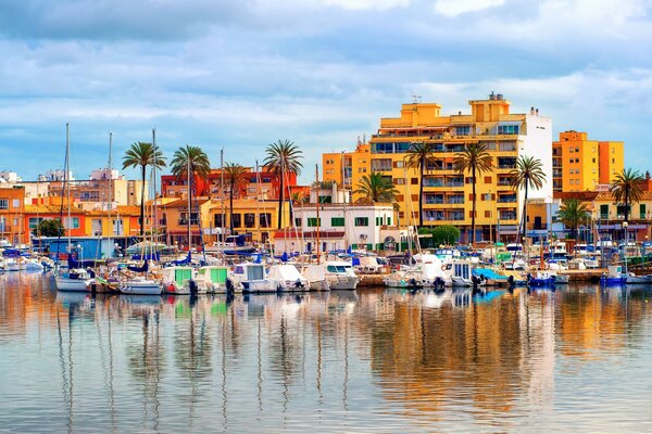 Terraplén de la ciudad a orillas del río