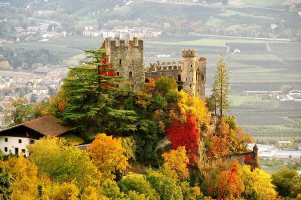 Alles in Herbstgold schwebt eine Burg über dem Berg