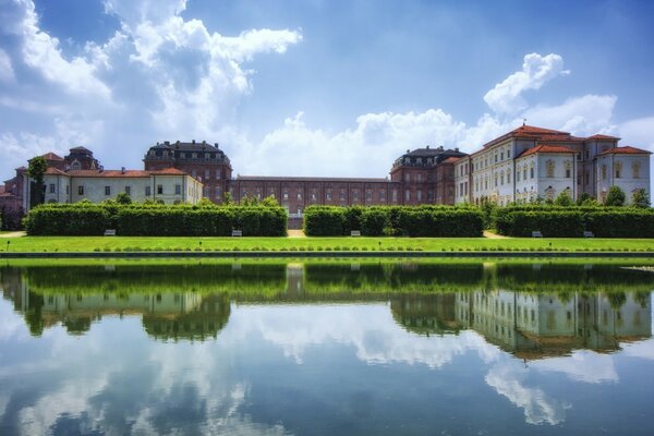 Riflessione speculare del Palazzo nello stagno