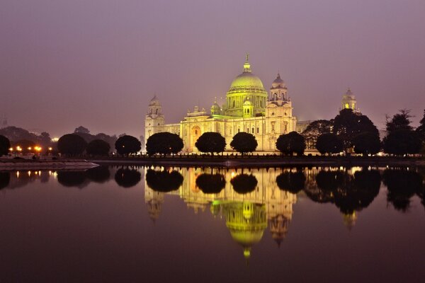 Iluminación nocturna del Palacio en la India