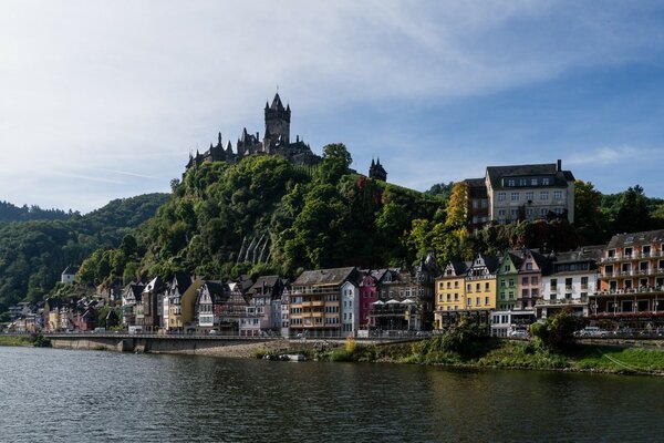 Terraplén del río Cochem en Alemania