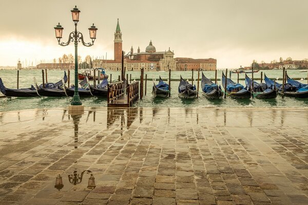 Barcos venecianos en el río