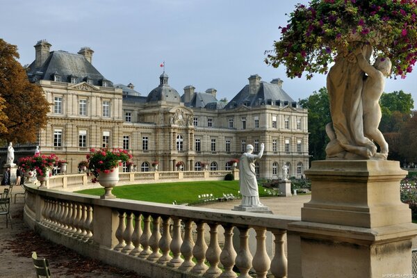 Parc de la ville sur fond de château