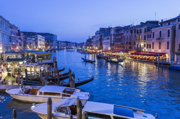 Tranquillità italiana del molo notturno