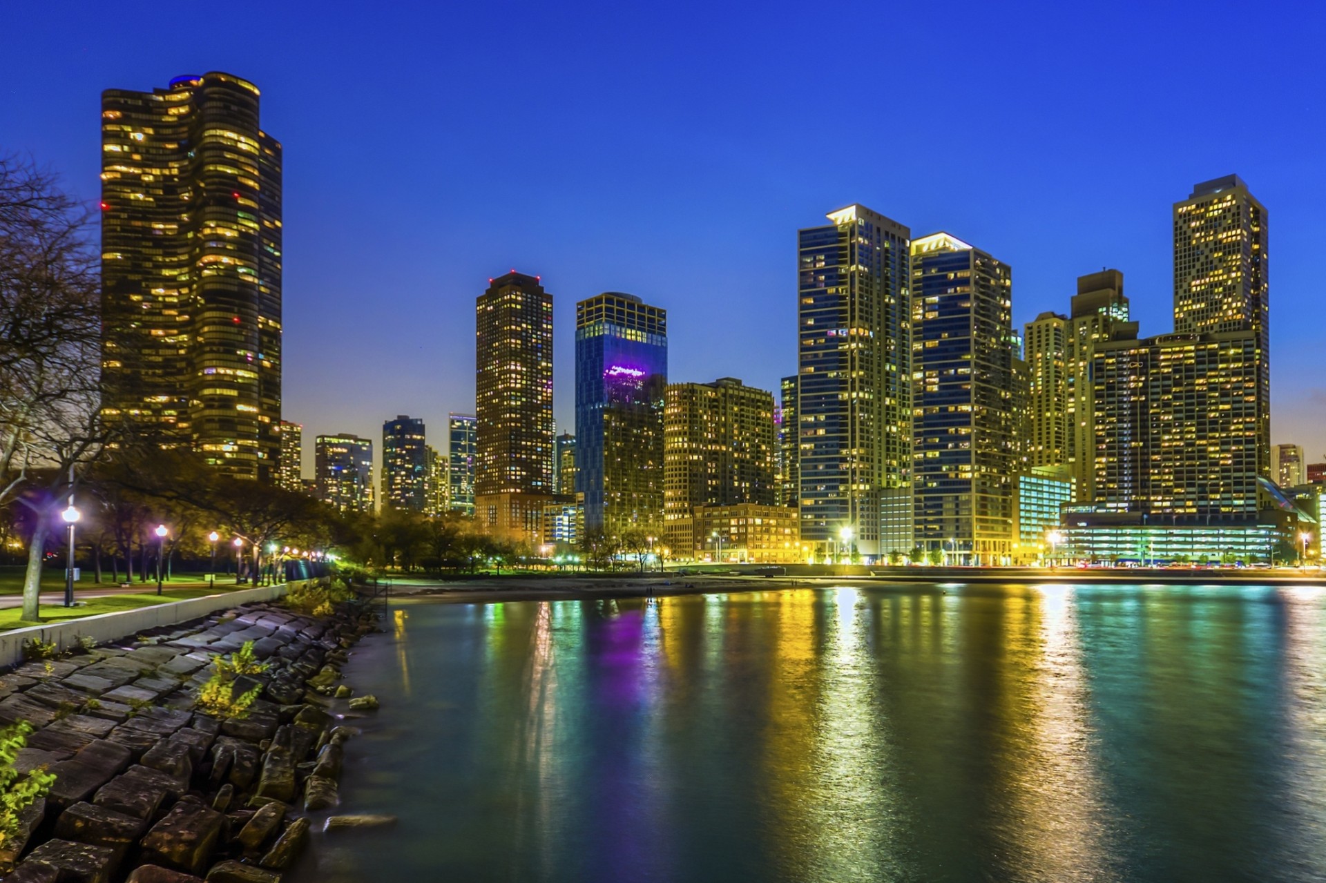 luci chicago città notte streeterville fiume streeterville riflessione stati uniti illinois grattacieli acqua costruzione illuminazione alberi case