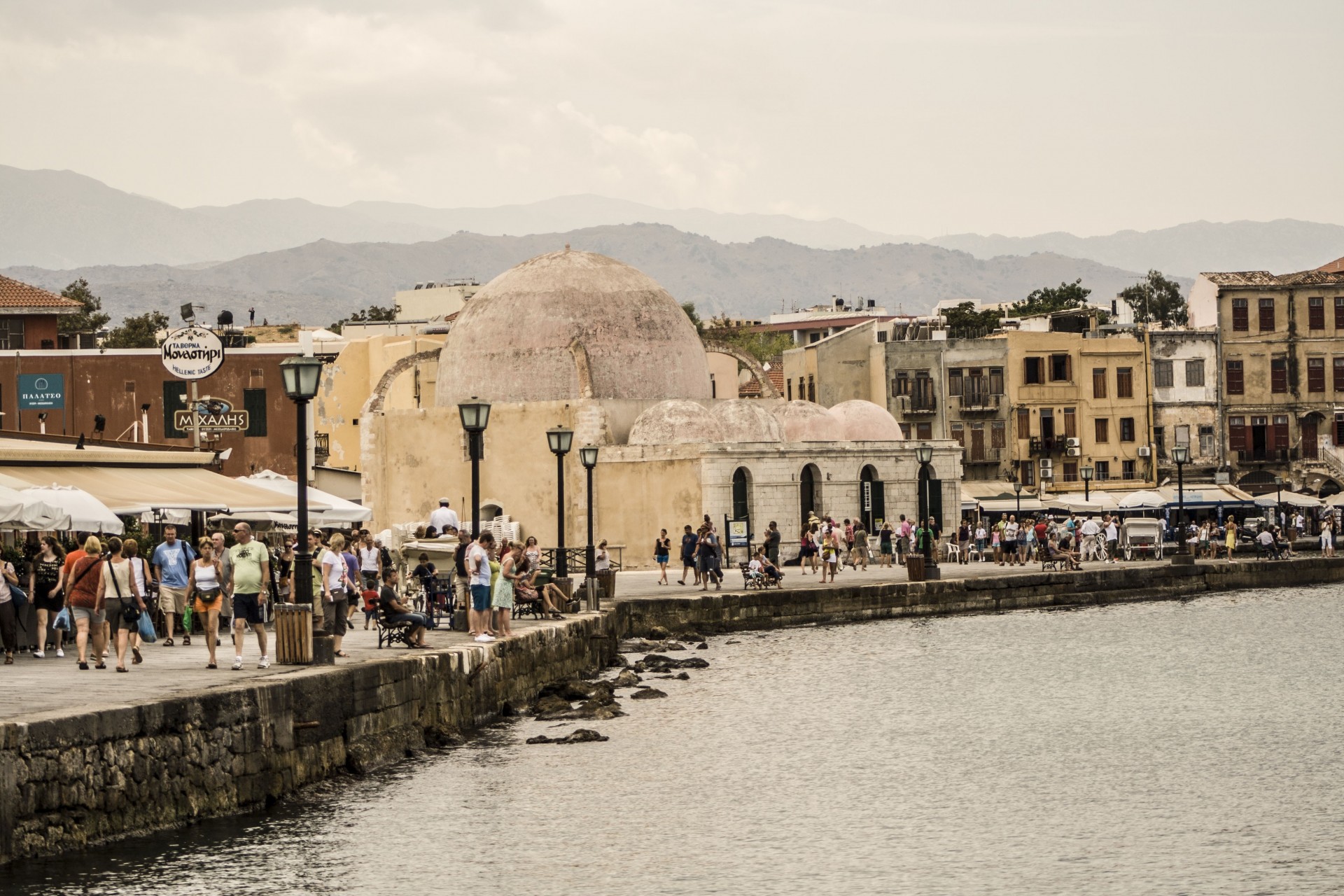 grecia città lungomare persone